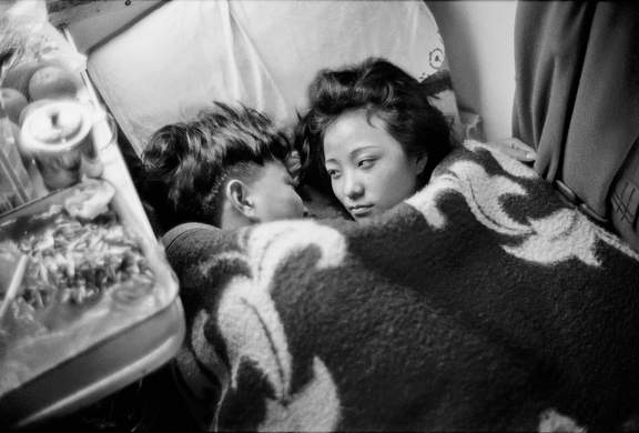 China, 1996. Lovers under a blanket on the train from Guangzhou to Chengdu. Wang Fuchun_