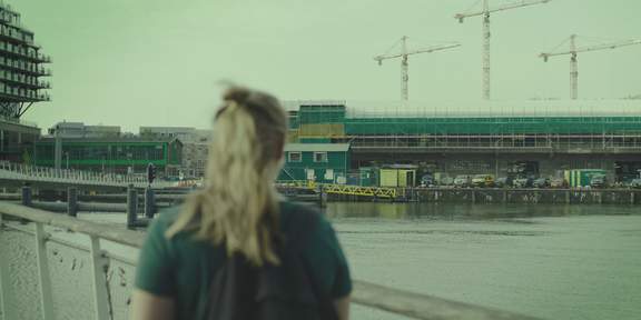 Loes loopt over de Rijnhavenbrug naar de Fenixloods II