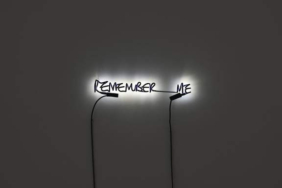 Remember Me (2016) is een installatie van neon sculpturen, gemaakt door kunstenaar Steve McQueen. De sculpturen bestaan elk uit de woorden ‘remember me’, in verschillende handschriften.