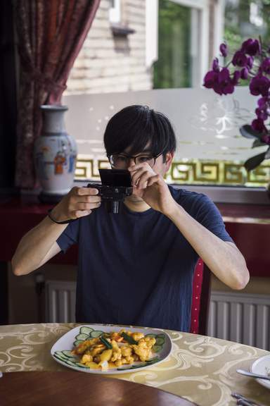 Benjamin Li maakt een foto van een gerecht