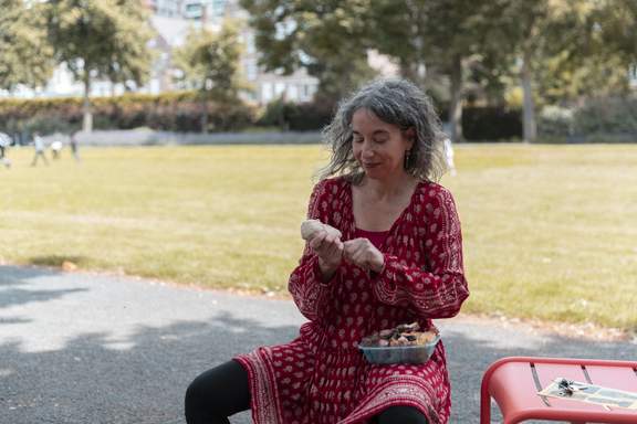 Kunstenaar Efrat Zehavi maakt een portret in een park in Rotterdam