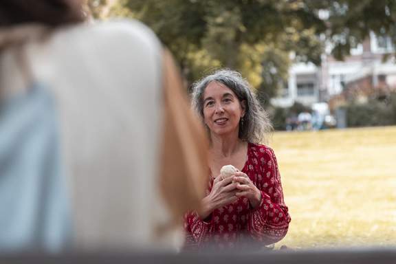 Kunstenaar Efrat Zehavi maakt een portret in een park in Rotterdam