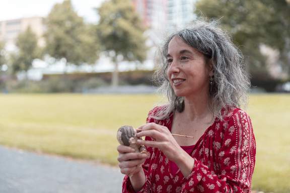 Efrat aan het werk in het park