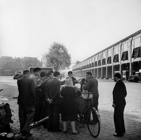 © Kees Molkenboer, Nederlands Fotomuseum Chinezen bij viswagen, Katendrecht, Rotterdam (1946)